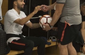 Clayson também assina a bola antes da partida contra o Colo-Colo