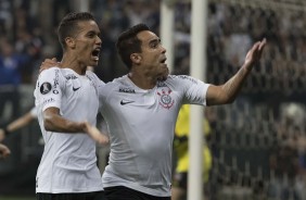 Corinthians venceu o Colo-Colo por 2 a 1, mas não avança na Libertadores
