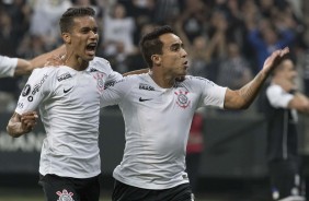 Pedrinho e Jadson comemoram gol na partida contra o Colo-Colo