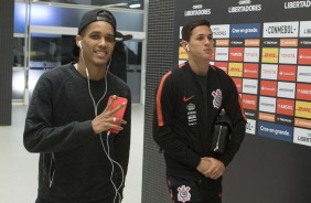 Pedrinho e Mateus Vital chegando na Arena para a partida contra o Colo-Colo