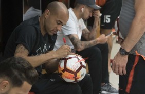 Roger assina uma bola antes da partida contra o Colo-Colo