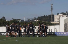 Jogadores se reunem durante o treino desta quinta-feira