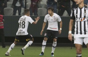 Pedrinho e Romero comemoram o gol do garoto contra o  Atltico-MG, na Arena Corinthians