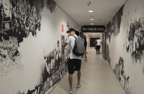 Léo Santos que entrará jogando chega a Arena Corinthians