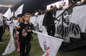 Crianças entraram com bandeiras do Corinthians na comemoração dos 108 anos do clube