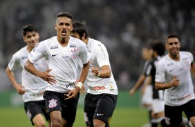 Elenco comemora com Pedrinho o gol dele contra o Atltico-MG, pelo Brasileiro