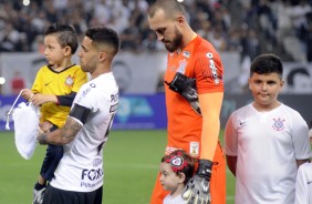 Gabriel e Water perfilados para o hino nacional, antes do jogo contra o Atltico-MG