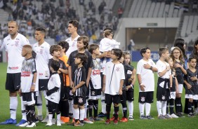 Jogadores e crianças perfilados para hino nacional antes do jogo contra o Atlético-MG