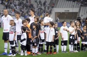 Jogadores e crianas perfilados para hino nacional antes do jogo contra o Atltico-MG