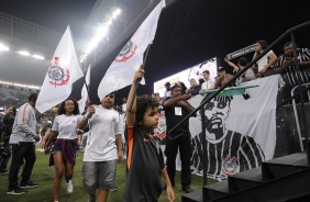 Mini-torcedores entraram com bandeiras na Arena Corinthians antes do início do jogo