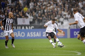 Momento exato do chute de Pedrinho contra o gol do Atlético-MG; que resultou no gol corinthiano
