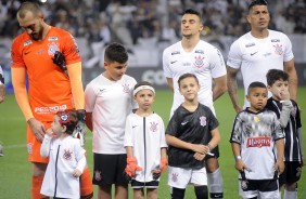 Walter, Mantuan e Ralf durante execuo do hino nacional antes do jogo contra o Atltico-MG