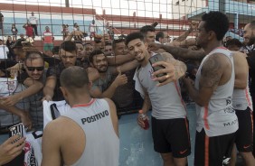 At o novato Douglas j fez sucesso junto  torcida durante treino no CT do Fortaleza