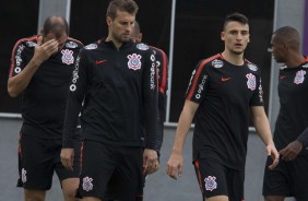 Henrique e Mantuan no treino de reapresentao da equipe aps empate como Atltico-MG