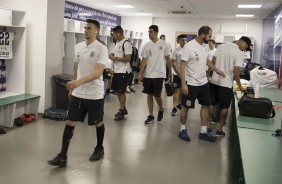 Jogadores do Corinthians chegam ao vestiário no Castelão antes do jogo contra o Ceará