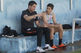 Loss conversa com Mateus Vital durante treino no CT do Fortaleza
