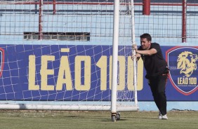 Loss pega no pesado e ajuda arrumar o campo para o treino do Timo no CT do Fortaleza