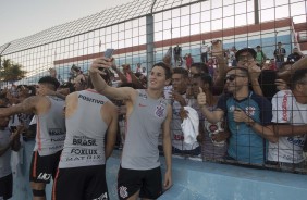 Mateus Vital também atendeu os torcedores durante treino no CT do Fortaleza