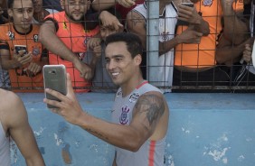 No CT do Fortaleza, Jadson atende aos torcedores durante treino