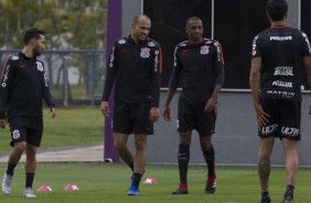 No CT Joaquim Grava, Roger e Marllon conversam durante o treino de reapresentao da equipe