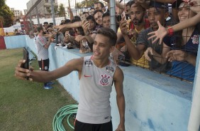 O jovem Pedrinho tambm atendeu  torcida e tirou selfie com vrias pessoas no CT do Fortaleza