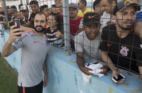 O meia Danilo atende aos torcedores durante o treino no CT do Fortaleza