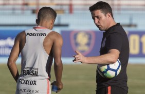 Osmar Loss orienta o garoto Pedrinho durante treino no CT do Fortaleza