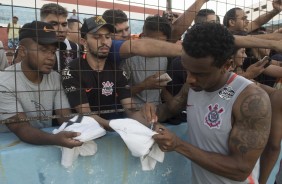 Paulo Roberto atende  torcida corinthiana durante treino no CT do Fortaleza