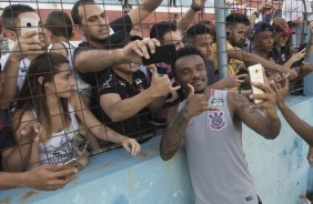 Paulo Roberto tira selfie com a torcida corintihana no CT do Fortaleza