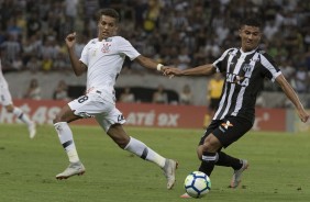 Pedrinho em jogada contra o Ceará, pelo Brasileirão