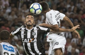 Pedrinho sobe alto para cabear bola em jogada durante partida contra o Cear