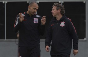 Roger e o preparador fsico do Corinthians durante o treino desta segunda-feira