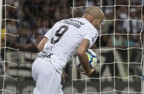 Roger marcou o nico gol do Timo contra o Cear, pelo Campeonato Brasileiro