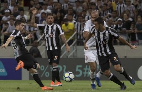 Roger sendo marcado por jogadores do Ceará