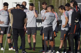 Novo tcnico do Timo conversou com os jogadores durante o treino