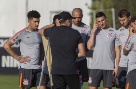 Novo tcnico do Timo conversou com os jogadores durante o treino