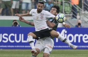 Clayson disputando jogada com adversário