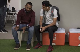 Coelho e Léo Santos conversam antes da partida contra o Palmeiras