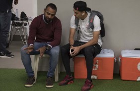 Coelho e Lo Santos conversam antes da partida contra o Palmeiras