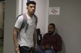Douglas chega ao vestiário para a partida contra o Palmeiras