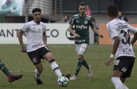 Douglas e Pedrinho durante a partida contra o Palmeiras, pelo Campeonato Brasileiro