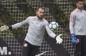 Goleiro Walter fazendo atividade no treino deste sábado
