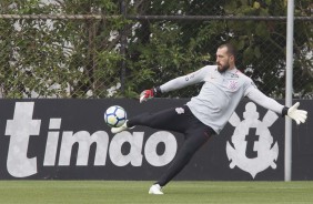 Goleiro Walter fazendo atividade no treino deste sábado