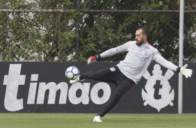 Goleiro Walter fazendo atividade no treino deste sbado