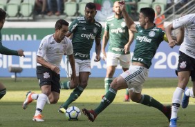 Jadson passa pelo adversário na partida contra o Palmeiras