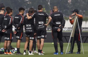 Jair Ventura conversa com seus jogadores