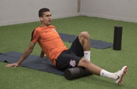 Léo Santos faz alongamento antes da partida contra o Palmeiras