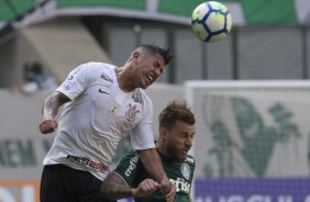 Ralf disputa jogada com adversário