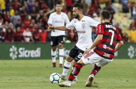 Clayson em jogada contra o Flamengo, pela Copa do Brasil, no Maracanã