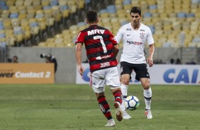 Danilo Avelar em jogada contra o Flamengo, pela Copa do Brasil